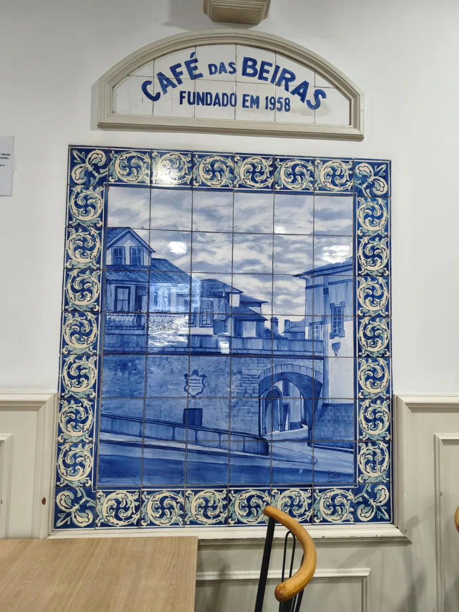 Painel de azulejos do Café das Beiras com a inscrição Fundado em 1958