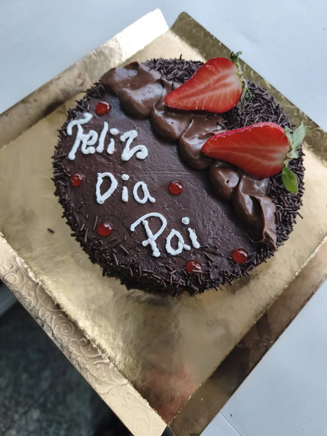 Bolo personalizado de chocolate e morangos