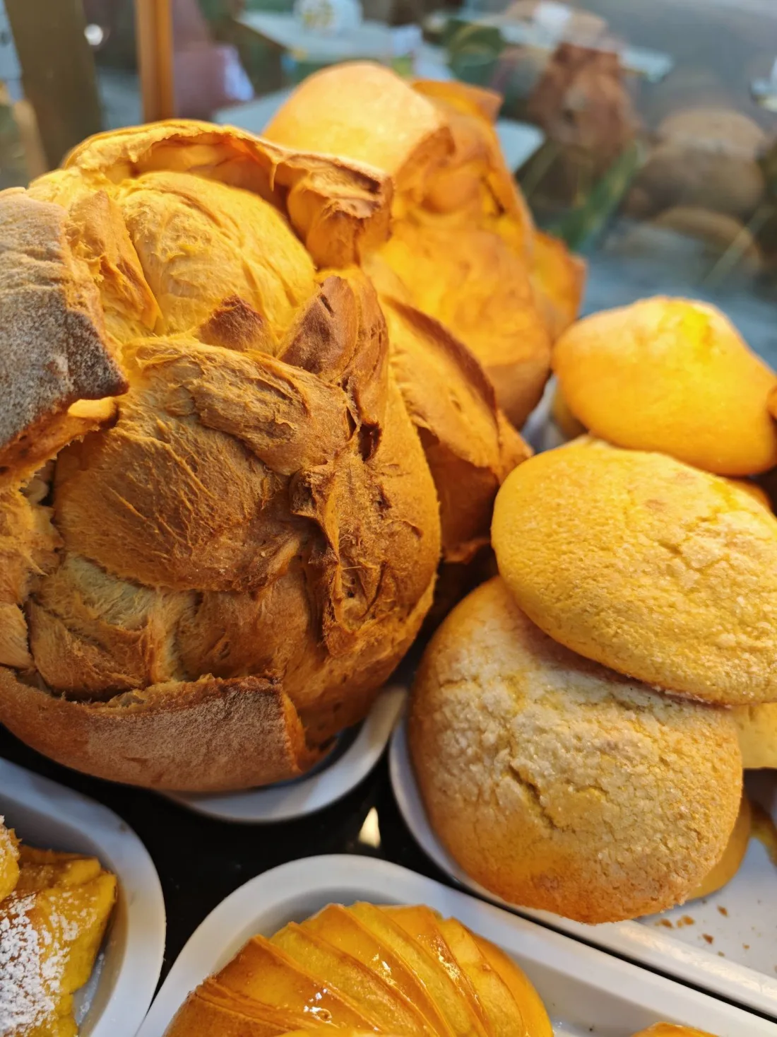 Variedade de pão artesanal na montra do Café das Beiras