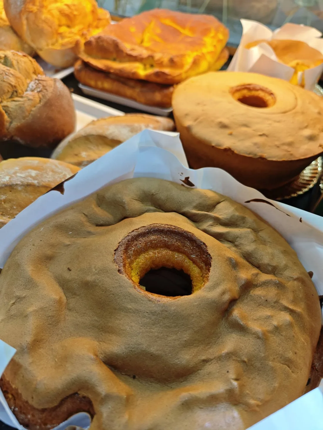 Pão de ló e outros produtos de fabrico próprio expostos no balcão